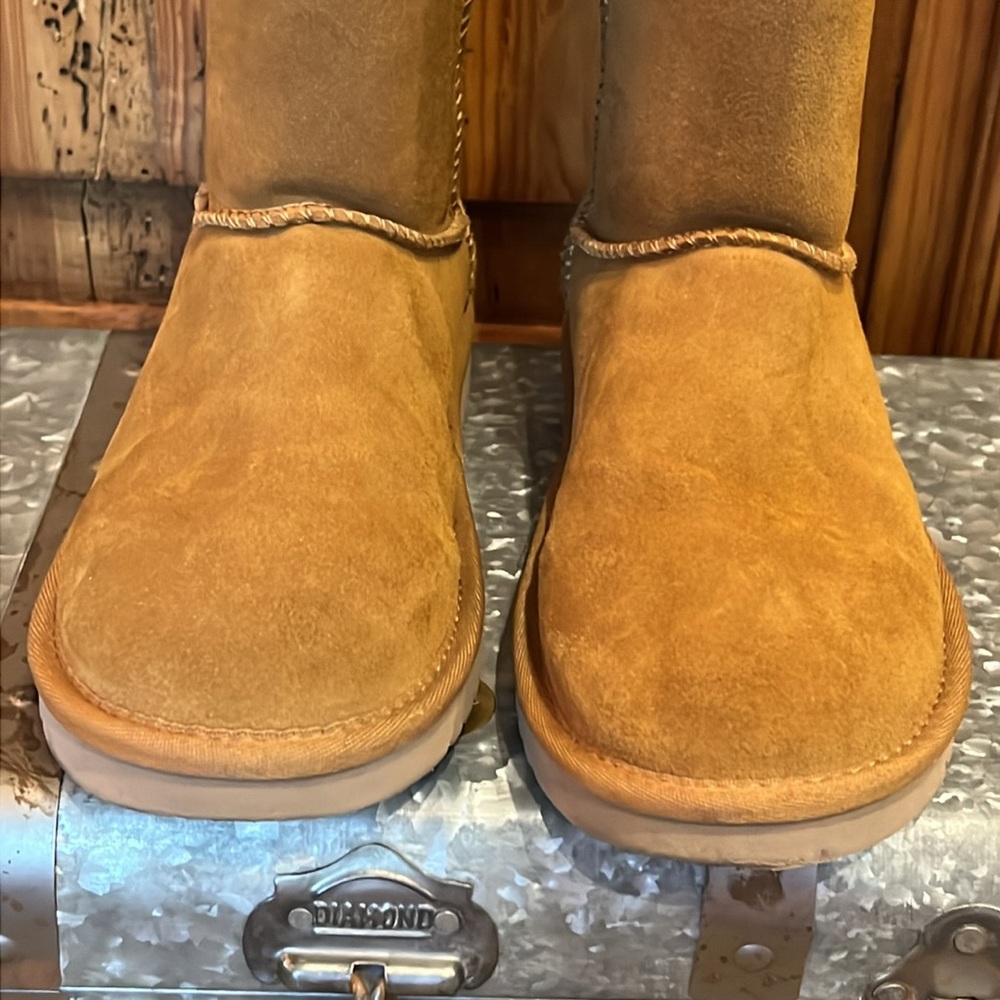 UGG KOOLABURRA Suede Short Tan Chestnut Lines Boots 1017090 - Picture 2 of 6